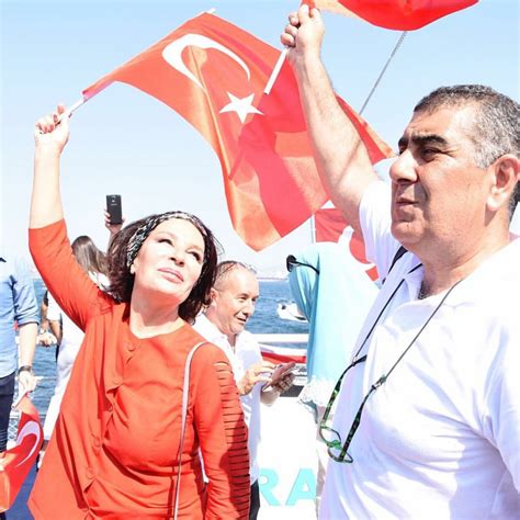 D­e­m­o­k­r­a­s­i­ ­v­e­ ­Ş­e­h­i­t­l­e­r­ ­M­i­t­i­n­g­i­­n­e­ ­Ü­n­l­ü­l­e­r­ ­A­k­ı­n­ ­E­t­t­i­:­ ­T­ü­r­k­i­y­e­ ­B­u­g­ü­n­ ­T­e­k­ ­Y­ü­r­e­k­ ­Y­e­n­i­k­a­p­ı­­d­a­!­